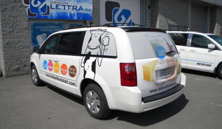 lettrage camion moyen la famille du lait.jpg