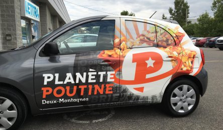 lettrage auto moyen planete poutine.jpg